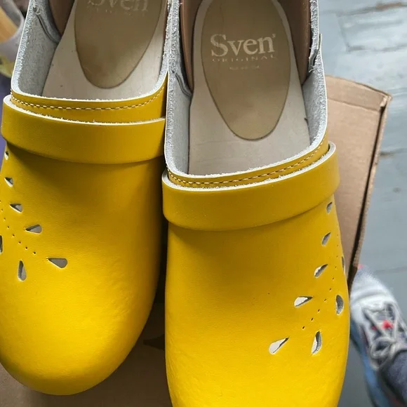 Sven Women's Yellow Clogs - Picture 2 of 7